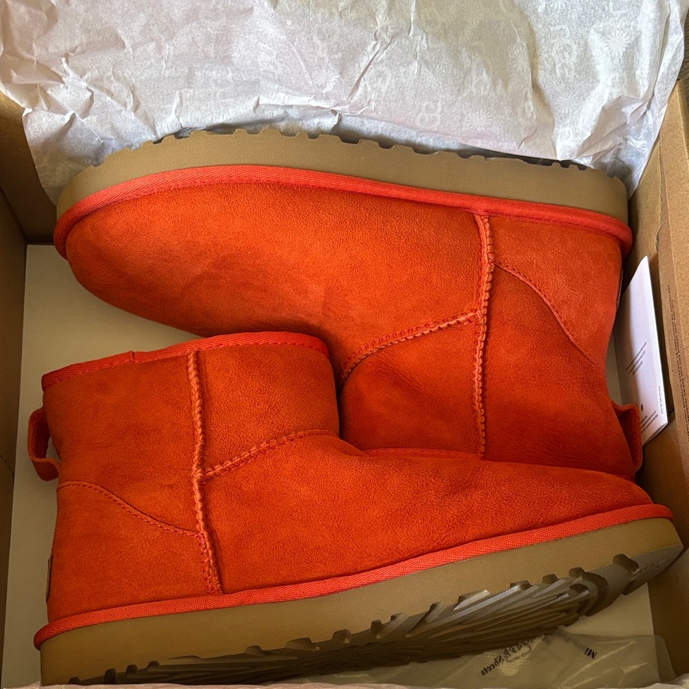 UGG boot size 9 classic mini never been worn